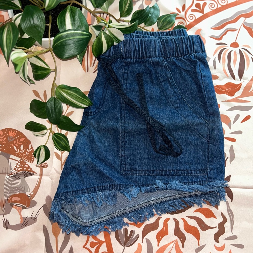 DRAWSTRING FRINGE DENIM SHORTS